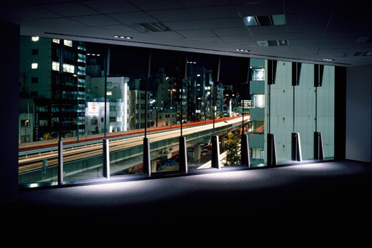 事務室南東側開口（夜景）　© 小川 泰祐