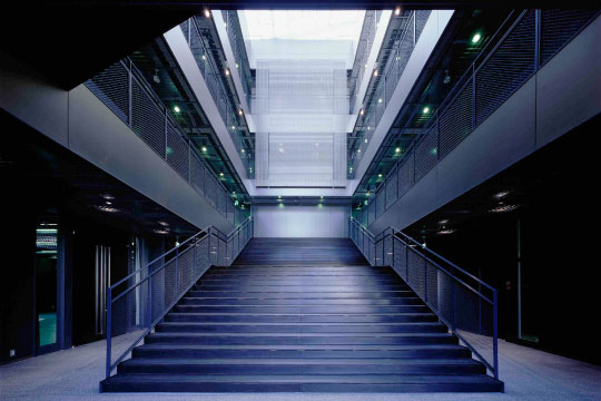 エントランス大階段　© 新建築社