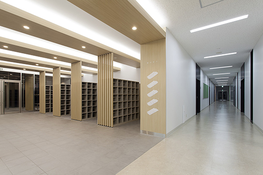 エントランスホール～廊下　©西日本写房広島