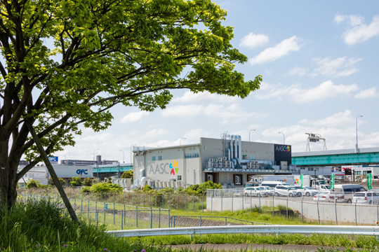 外観北東面　福岡空港国際線ターミナルのスロープより建物を望む　©株式会社エスエス九州