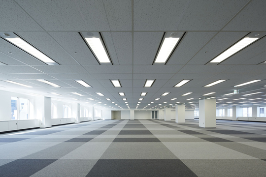 基準階事務室　LED照明器具に全面更新。既存空調設備を活かしながら個別制御対応可能とした。　©Forward Stroke inc.