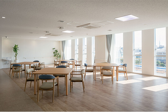 デイルーム 明るく開放的な共用スペース ©エスエス大阪