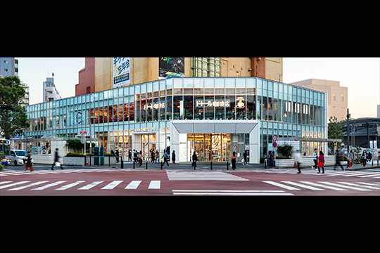 テナントの個性ある賑わいを表出させる透明感あるファサード ©︎SS東京