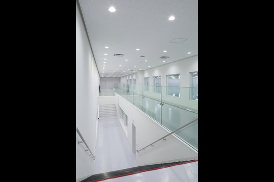 生産の流れに沿った見学が可能な立体的なホール　©SS東京