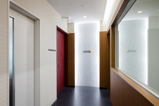 廊下-プレゼンテーションルーム入り口の飾り壁　©株式会社エスエス九州