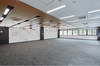 エントランスから事務室へ連続する天井とガラス欄間で明るく広がりのある空間 ©山本慶太